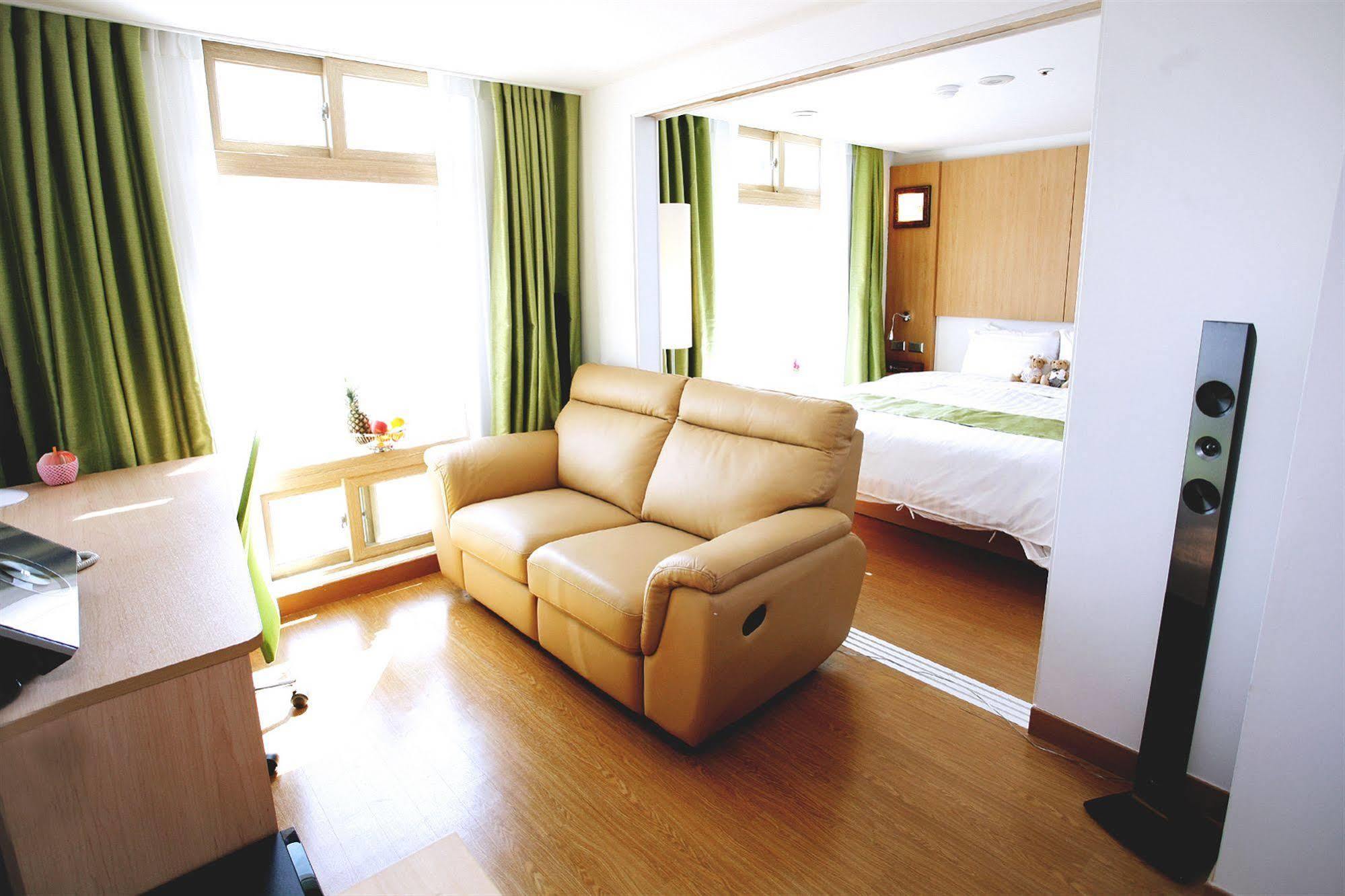 Gunsan Apple Tree Hotel Exteriör bild